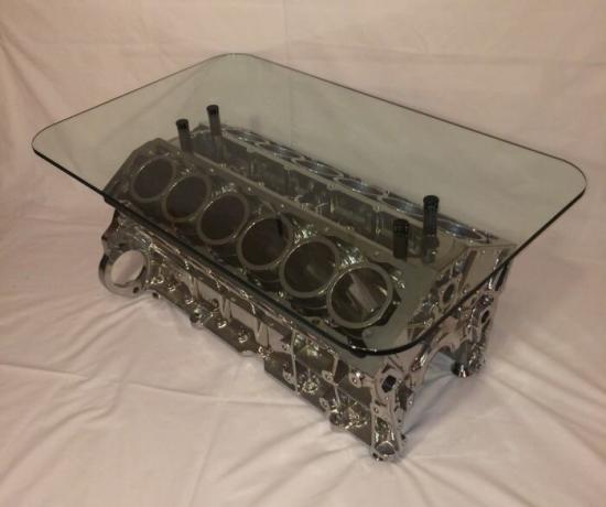 motorsylinderblokk Jaguar V12, som er laget av et moderne og praktisk bord.