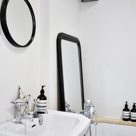 Hvordan forvandle badet ved hjelp av speil: 13 eksempler