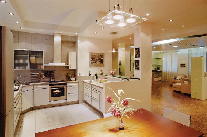 Mulighet for å dekorere tak på kjøkkenet med kombinert belysning
