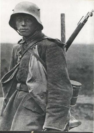 Den tyske angrepet i "hornete" hjelm M16. Western Front, 1918.