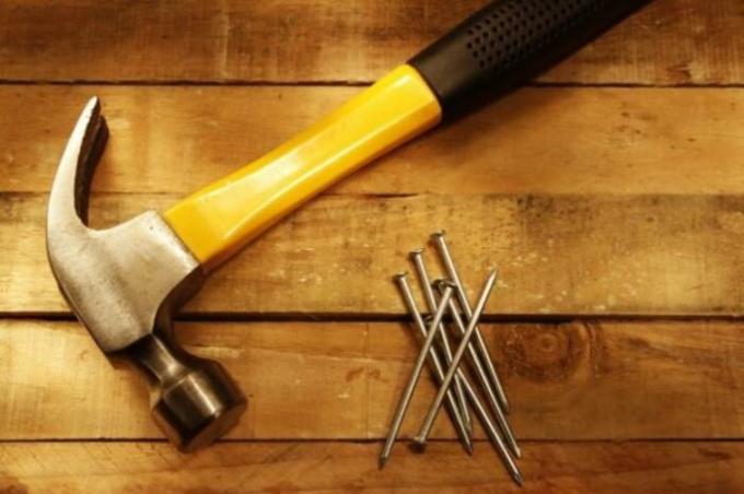 Hammer - en nøkkel husholdning verktøy.
