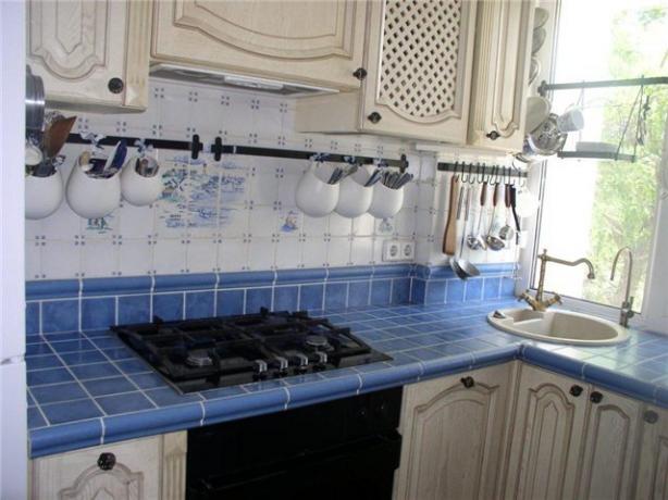 Gjør-det-selv kjøkkenbenk laget av fliser (39 bilder): trinnvise instruksjoner