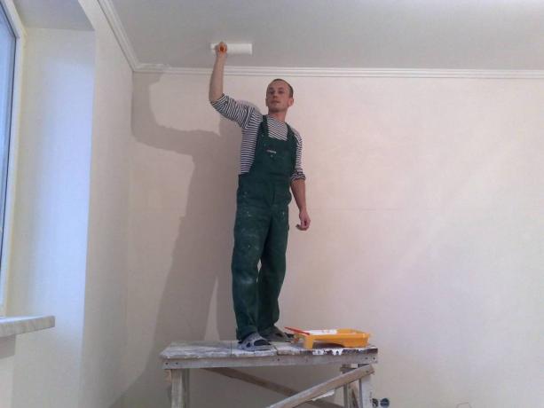På bildet - hvordan male taket på kjøkkenet med egne hender.
