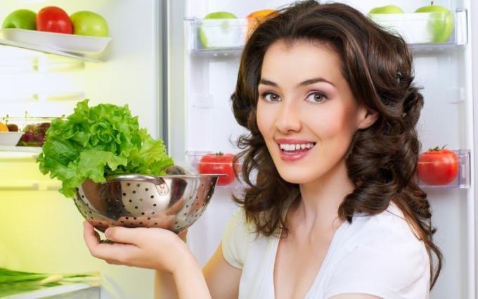 Hvordan lagre salatblader i kjøleskapet: anbefalinger, tips og oppskrifter