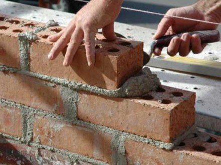 Hvis du skal bygge en mursteinsskillevegg, må du sørge for å trekke hyssingen for å jevne ut overflaten