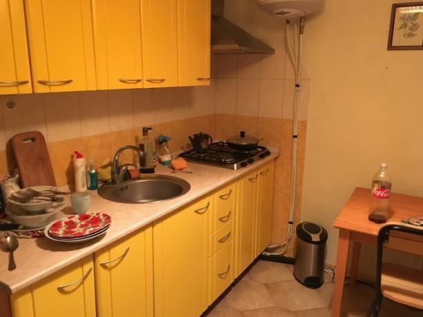 Kjøkkenet i leiligheten til 32-år gammel russisk heter Ivan.