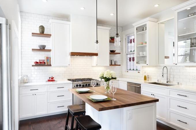 Hvite kjøkken (51 bilder): hodesett med og uten en benkeplate av tre i interiøret, video og foto