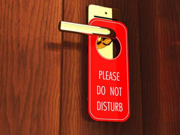 Hang forbyr skilt på døren. / Foto: images.huffingtonpost.com. 