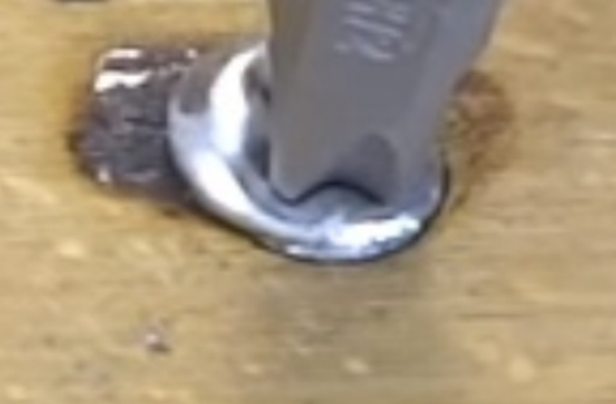 Skru ut skruen med slisser kan slettes ved hjelp av lodding bit.