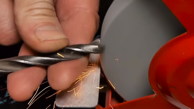Forsiktig Drill metall kan være en konvensjonell bore, slipes skjæreeggen 