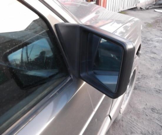 Short "stump" av høyre speil på Mercedes-Benz E-Klasse. | Foto: drive2.ru.