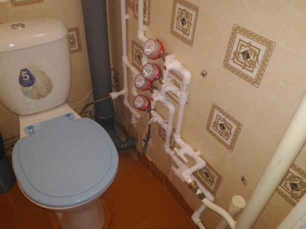 Ikke tøm varmt vann i toalettskålen. Slike handlinger kan skade VVS.