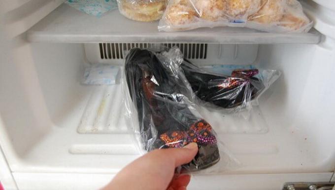 Frysing av sko i kjøleskapet. annonse