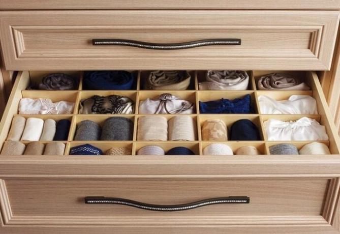 I boksen kan du lage spesielle separatorer for ulike typer undertøy, sokker, strømpebukser. / Foto: berkem.ru