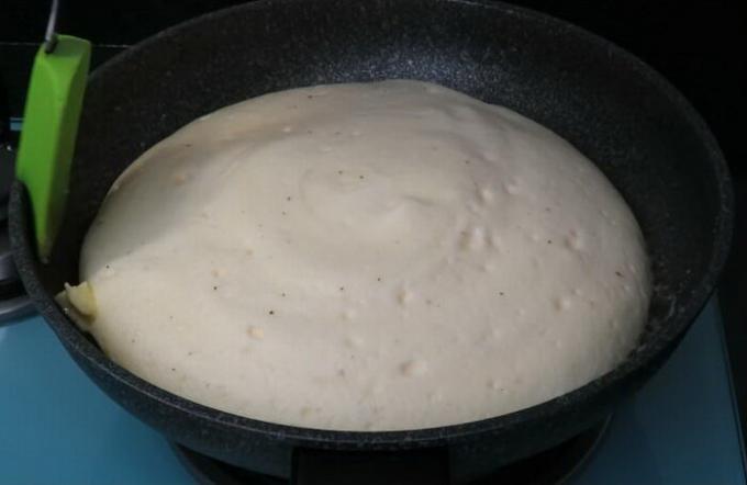 Etter - legge biter av smør i en panne og stek i et minutt omelett uten lokk.