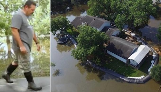 En mann har kjøpt et plastrør for å beskytte mot oversvømmelse.