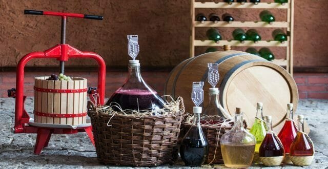 Hvordan forberede en hjemmelaget vin fra druer (rød eller hvit)
