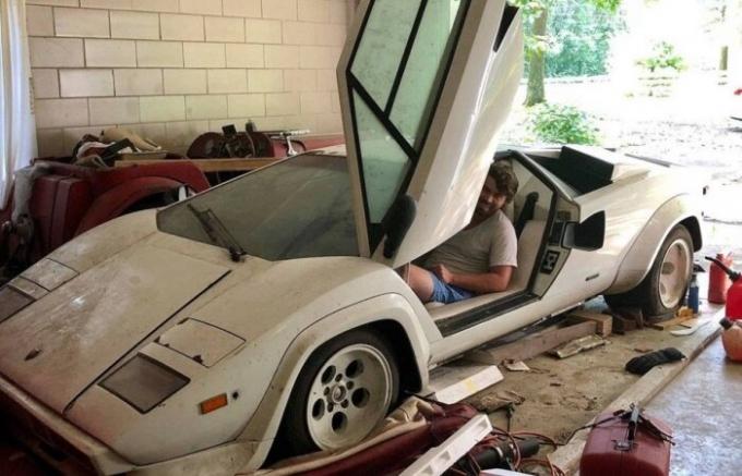 Barnebarn ble fjernet i sin bestemors garasje og fant en Lamborghini Countach