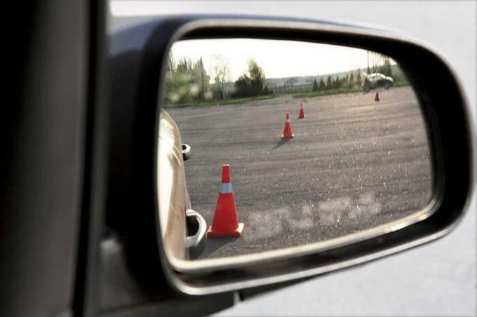 "Boom, kom": lære å bestemme avstanden fra bilen til veggen raskt og uten feil