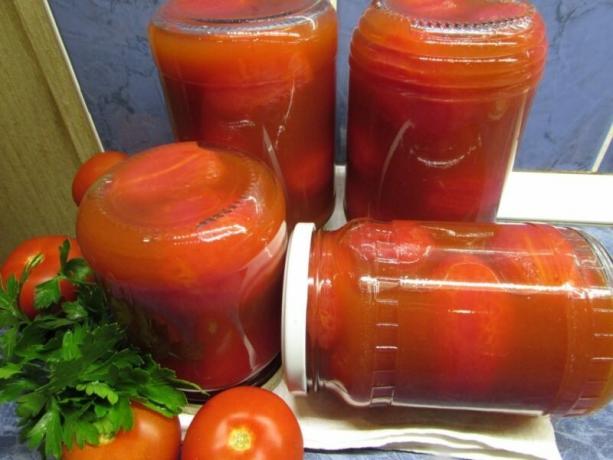 Gode ​​tomater i tomatpuré, kokk som kan noen vertinne. Illustrasjon for en artikkel brukes for en standard lisens © ofazende.ru