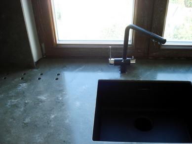 Bordplaten er en vinduskarm med innebygd vask og åpninger for luftkonveksjon.