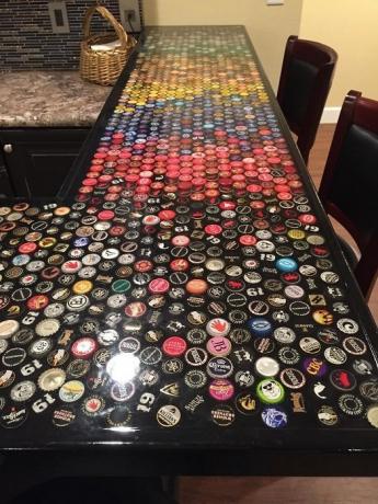 Bordplaten, som er foret med 2530 caps.