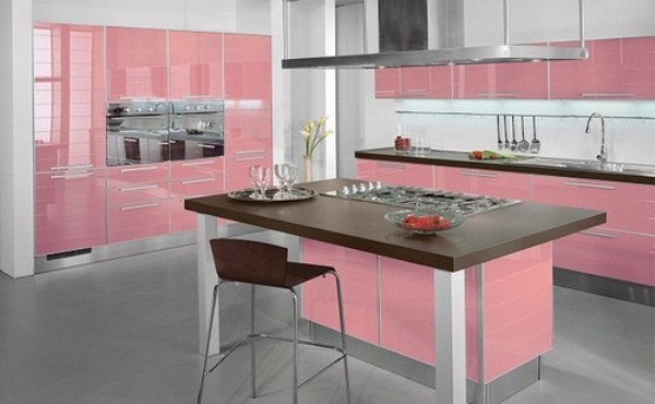 rosa vegger på kjøkkenet