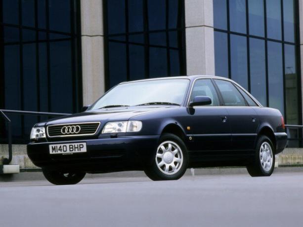 Audi A6 kan ikke skryte av karisma som Mercedes-Benz W124 og BMW E34, men det er en annen pålitelig tysk bil fra 90-tallet. | Foto: autoevolution.com.