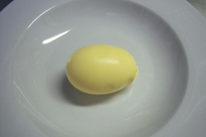 Hvordan forberede en "gullegg" eller eggerøre med skall