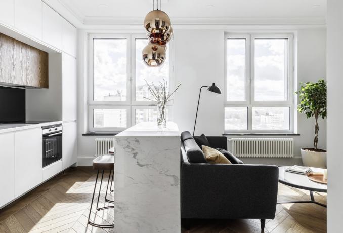Odnushka et soverom på 35 m² med en tre finish og marmor