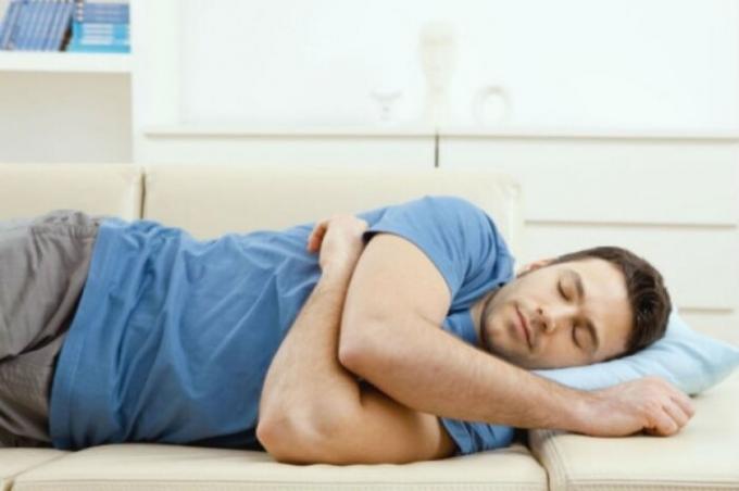 Personer som lider av snorking, er det best å sove på din side. / Foto: izvestia.kiev.ua. 