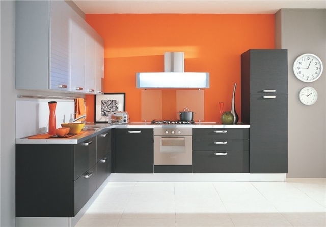 Oransje med svart, men i en så uvanlig løsning - bare oransje vegger, er rommet delt horisontalt i to harmonisk kombinerte komponenter