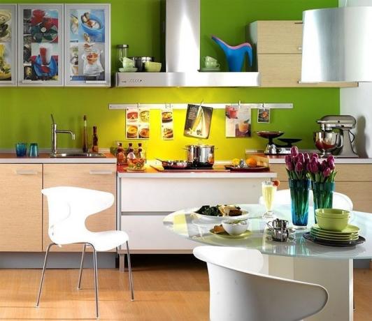 Basen her er tre, men det hvite settet, spisebordet og stolene fortynner også den lyse lysegrønne fargen på veggen
