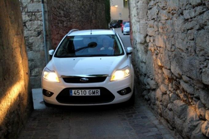 Føreren av Ford knapt sniker seg gjennom de trange gatene i Girona Spania. | Foto: chambersarchitects.com.
