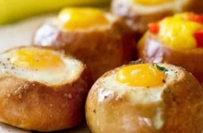 Eggerøre i en bolle - en tradisjonell italiensk rett.