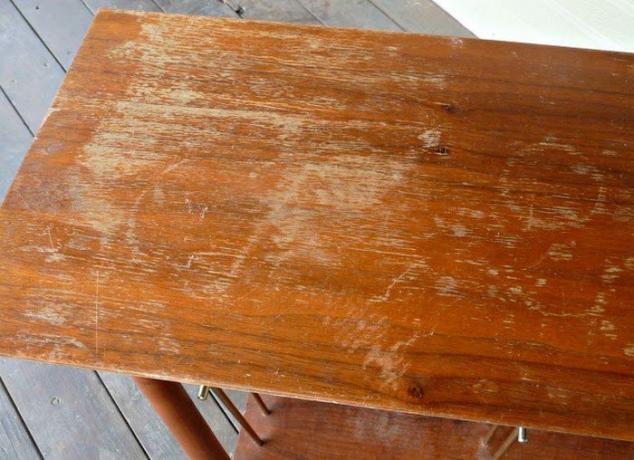 Hvordan fjerne riper på tre og skinn møbler