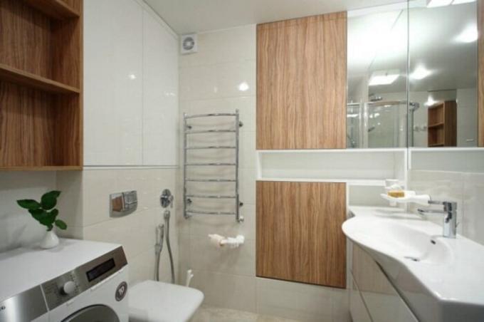 Skape en "våt bad" i europeisk stil har bidratt til å redusere størrelsen på et bad. | Foto: interiorsmall.ru.