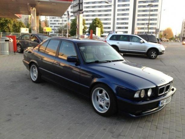 BMW 5-serie er regnet som "standard" bil for gangstere av 90-tallet. | Foto: youtube.com. annonse