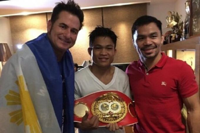 Den berømte bokseren gir økonomisk støtte til unge idrettsutøvere (Dzhervin Ankahas og Manny Pacquiao).