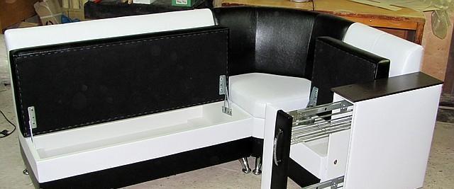 Skinsofa med bar.