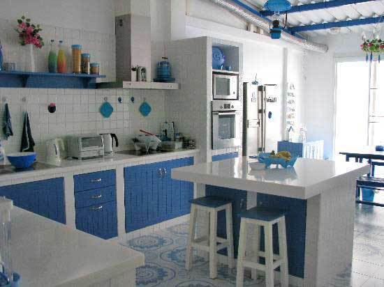 Kjøkken i gresk stil (38 bilder): videoinstruksjoner for å dekorere interiørdesign med egne hender, pris, foto
