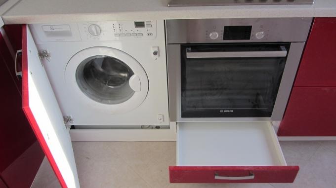 Innebygd vaskemaskin på kjøkkenet, hvordan bygge en vaskemaskin inn i et kjøkkensett: instruksjoner, foto og videoopplæring, pris