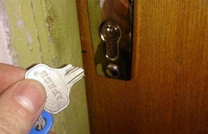  Broken nøkkelen i låsen.