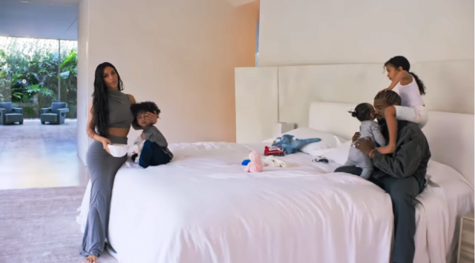 Kim Kardashian og rapperen Kanye West med sine barn i ett av soverommene. | Foto: youtube.com.