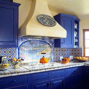 Foto av et blått kjøkken på bakgrunn av lyse vegger