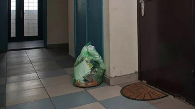 Min kone er smart, hun lærte naboene å legge en søppelpose i den vanlige korridoren, nå lukter hun ikke avfall.