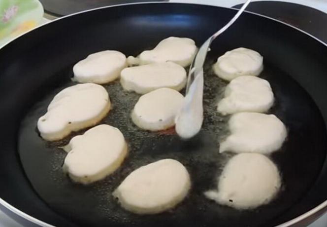 Du kan sette en skje pannekaker på varme skillet.