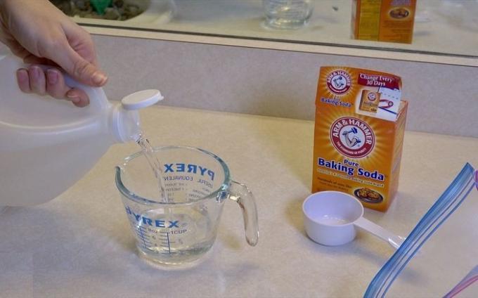 Natron og eddik vil bidra til å rense en dusj hodet fra kalk.