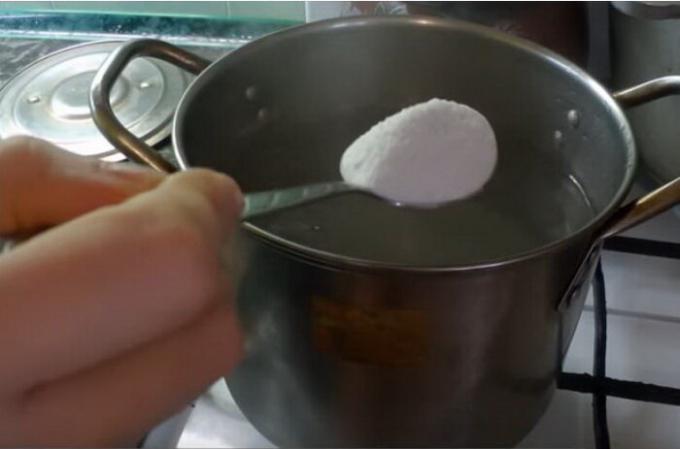I kokende vann vsypte vaskemiddel og blekemiddel.