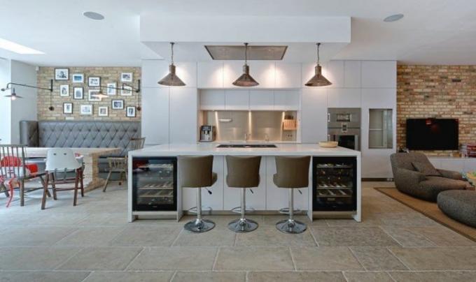 Kjøkken-stue i et landsted (60 bilder): videoinstruksjoner for å dekorere interiøret i en trehytte med egne hender, pris, bilde